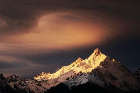 【中国最美名山梅里 雪神的仪仗队】梅里雪山主峰卡瓦 .