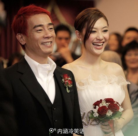 准备结婚了去拍婚纱照,摄影师让老公做个在我耳边低